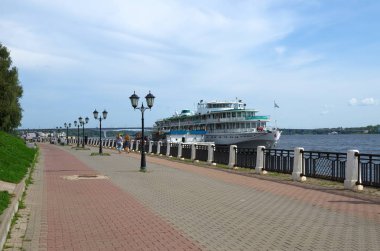 Kostroma, Rusya - 25 Temmuz 2019: Volga nehri setinin yaz manzarası. Rusya'nın Altın Yüzüğü