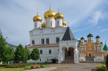 Kostroma Holy Trinity Ipatiev manastırda kutsanmış bakire Meryem Doğum Trinity Katedrali ve Kilisesi. Rusya'nın Altın Yüzüğü