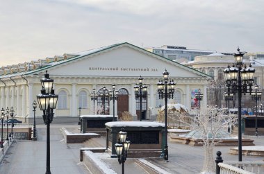 Moskova, Rusya - 9 Ocak 2019: Manege meydanı yeni yıl dekorasyonu. Merkez sergi salonu 