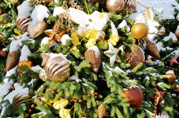 Árbol Navidad Con Juguetes Espolvoreado Con Nieve —  Fotos de Stock