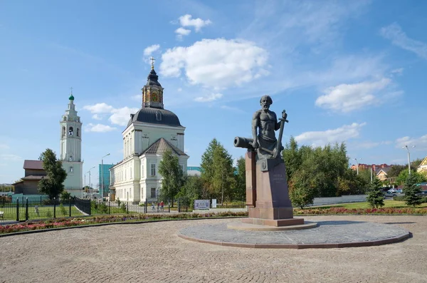 トゥーラ ロシア 2019年9月12日 ニキータ デミドフの記念碑 ニコロ ザレチェンスカヤ教会を背景に — ストック写真