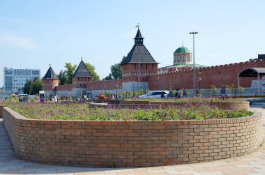 Tula, Rusya - 12 Eylül 2019: Kazanskaya setinden Tula Kremlin kulelerine bakış