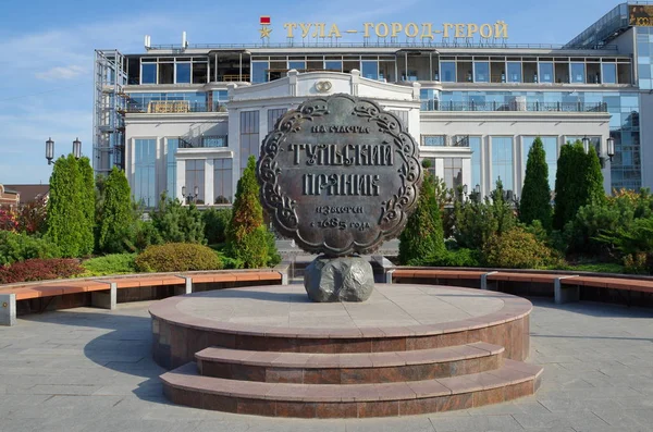 Tula, Rusya - 12 Eylül 2019: Düğün Sarayı'nın arka planında Tula zencefilli çörek anıtı