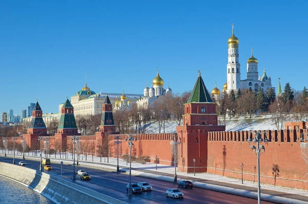 화창한 겨울날에 크렘린 제방과 모스크바 크렘린의 모스크바 러시아 — 스톡 사진