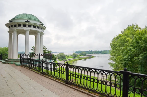 Yaroslavl Daki Kotoroslnaya Sehpasında Strelka Manzarası Volga Kotorosl Nehirlerinin Birleşimi — Stok fotoğraf