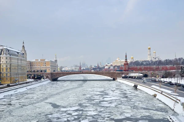 莫斯科克里姆林宫 Moskvoretskaya堤和大Moskvoretsky桥的冬季景观 俄罗斯 莫斯科 — 图库照片