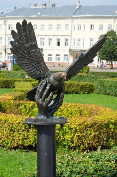 Kostroma Rosja Lipca 2019 Rzeźba Gołębia Placu Susanińskiej — Zdjęcie stockowe