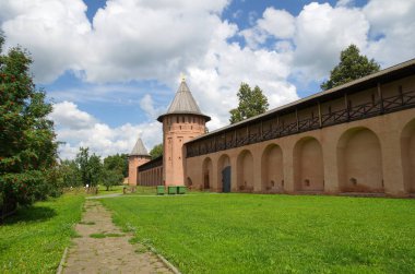 Suzdal 'daki Spaso-Evfimiev manastırının duvarları ve kuleleri. Rusya 'nın Altın Yüzüğü