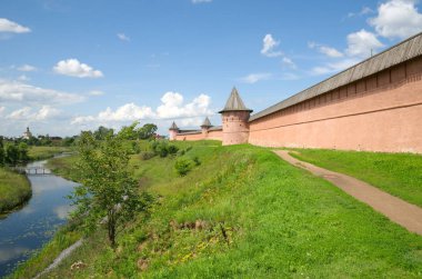 Gözlem güvertesinden Spaso-Evfimiev manastırı ve Kamenka nehrinin yaz manzarası. Suzdal şehri. Rusya 'nın Altın Yüzüğü