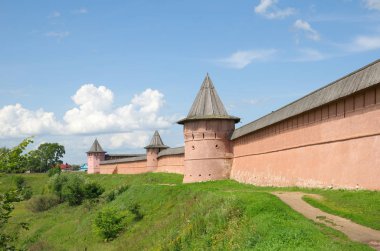 Spaso-Evfimiev manastırının yaz manzarası ve kuleleri. Suzdal şehri. Rusya 'nın Altın Yüzüğü