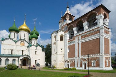 Suzdal, Rusya - 26 Temmuz 2019: Spaso-Evfimiev manastırı. Spaso-Preobrazhensky Katedrali ve çan kulesi. Suzdal şehri. Rusya 'nın Altın Yüzüğü