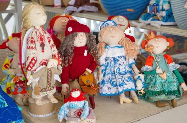 Moskova, Rusya - 2 Mart 2019: Bir hediyelik eşya dükkanında el yapımı tekstil bezi bebekleri