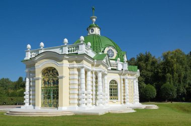 Moskova, Rusya - 30 Ağustos 2019: Güneşli yaz gününde Kuskovo 'daki Pavilion 