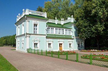 Moskova, Rusya - 30 Ağustos 2019: Güneşli yaz gününde Kuskovo 'daki İtalyan malikanesinin manzarası