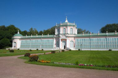 Moskova, Rusya - 30 Ağustos 2019: Güneşli yaz gününde Kuskovo 'daki Büyük Taş Sera' nın (1761-1763) manzarası