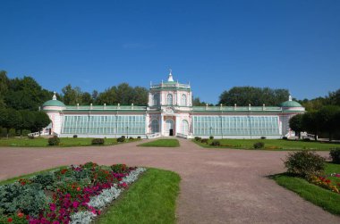 Moskova, Rusya - 30 Ağustos 2019: Kuskovo malikanesinde büyük taş sera (1761-1763)