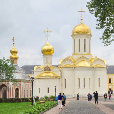 Sergiev Posad, Rusya - 24 Temmuz 2019: Trinity Katedrali Kutsal Trinity Sergius Lavra. Rusya 'nın altın yüzüğü  
