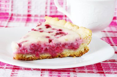 Ekşi kremalı ahududu turtası.