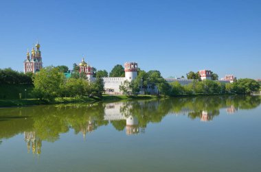 Novodevichy manastırı ve Büyük Novodevichy göleti yaz manzarası. Moskova, Rusya