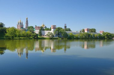 Büyük Novodevichy göletindeki Novodevichy Manastırı 'nın yaz manzarası. Moskova, Rusya