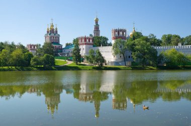 Güneşli bir yaz gününde Novodevichy manastırı ve Büyük Novodevichy göleti manzarası. Moskova, Rusya