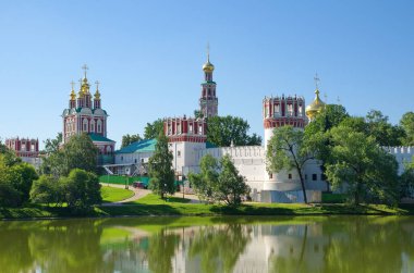 Güneşli bir yaz gününde Novodevichy Manastırı. Moskova, Rusya