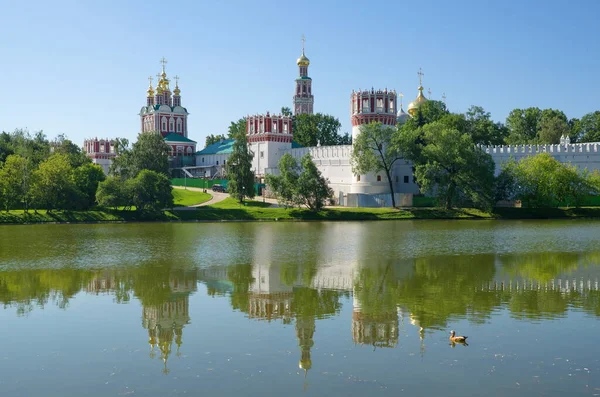 Pohled Klášter Novodevichy Velký Novodevichský Rybník Slunečného Letního Dne Moskva — Stock fotografie