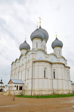 Rostov Veliky, Yaroslavl bölgesi, Rusya - 24 Temmuz 2019: Rostov Kremlin 'deki Katedral meydanında Varsayım Katedrali. Rusya 'nın altın yüzüğü