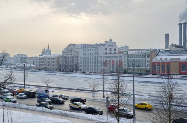 Moskova, Rusya - 8 Şubat 2018: Moskvoretskaya ve Raushskaya setlerinin kış manzarası
