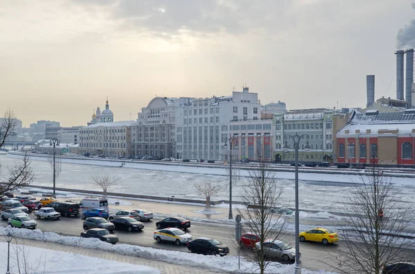 俄罗斯莫斯科 2018年2月8日 Moskvoretskaya和Raushskaya堤岸冬季景观 — 图库照片