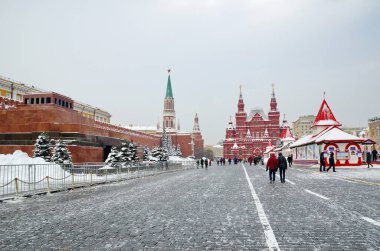 Moskova, Rusya - 8 Şubat 2018: Kızıl Meydan, Moskova Kremlin, Lenin anıt mezarı ve Tarihi Müze 