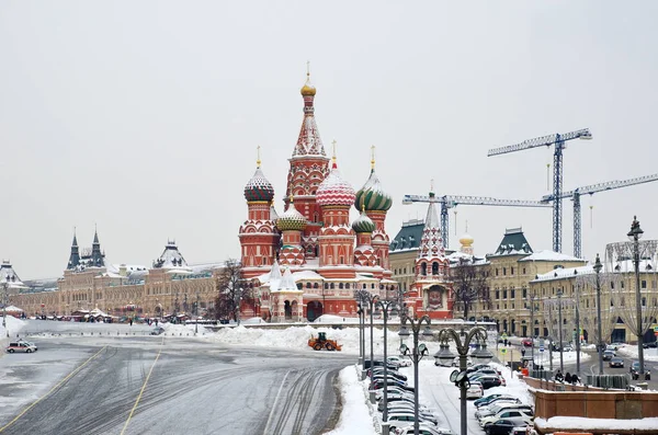 モスクワ ロシア 2018年2月8日 ヴァシリエフスキー降下の冬の景色 バジル大聖堂とガム館 — ストック写真