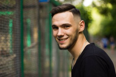 parkta sakallı genç adam