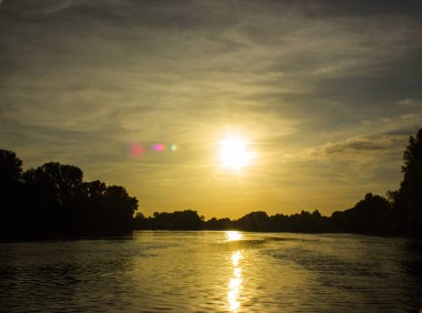 Fr Sahil yakınındaki ağaçlarla gün batımında Nehri'nin ağzında
