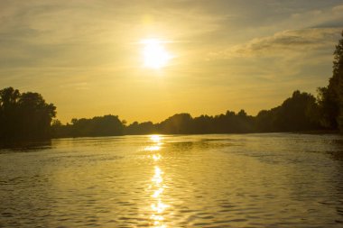Fr Sahil yakınındaki ağaçlarla gün batımında Nehri'nin ağzında