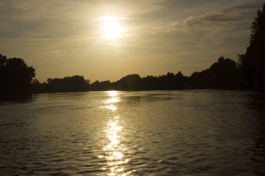 Fr Sahil yakınındaki ağaçlarla gün batımında Nehri'nin ağzında