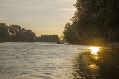 gün batımı tekne Nehri'nin ağzında