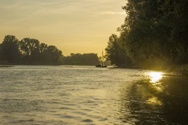 gün batımı tekne Nehri'nin ağzında