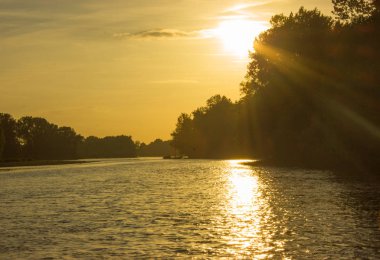 gün batımı tekne Nehri'nin ağzında