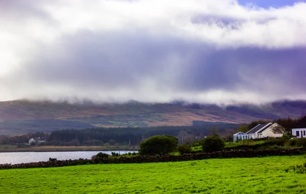 Blick Auf Die Meeresküste Irland Regenwolken Hängen Über Den Bergen — Stockfoto