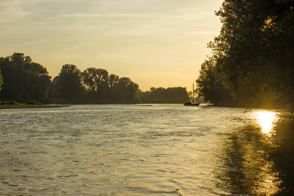 gün batımı tekne Nehri'nin ağzında