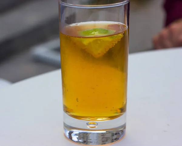 Bebida Carbonatada Color Ámbar Con Cal Una Copa Vidrio — Foto de Stock