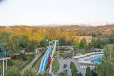 gökten gelen boş su parkı renkli su konumlar