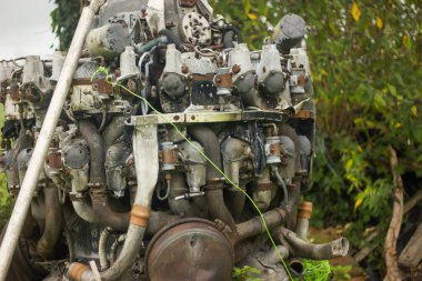 büyük bir küçük bir uçak motorundan