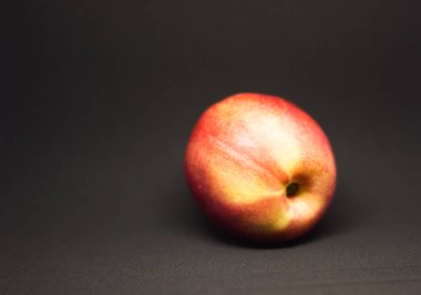 siyah bir zemin üzerine düzgün şeftali