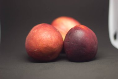 siyah bir zemin üzerine düzgün şeftali