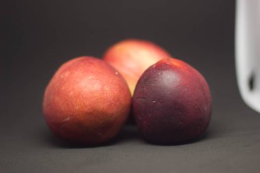 siyah bir zemin üzerine düzgün şeftali