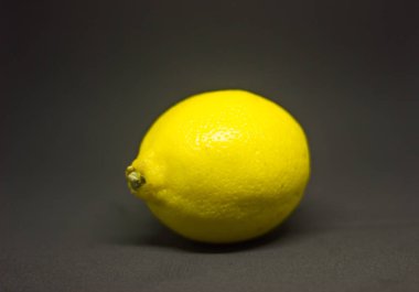 Siyah arka planda sarı limon