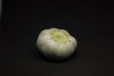 Siyah arka planda sarımsak kafa.