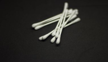 Pamuk kulaklı sopa siyah bir zemin üzerine